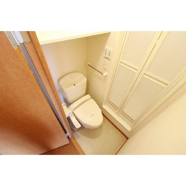 快適な温水洗浄便座付きトイレになります。