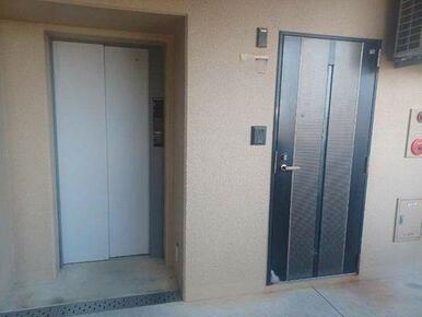 エレベーターの隣がお部屋になっていますので便利ですね