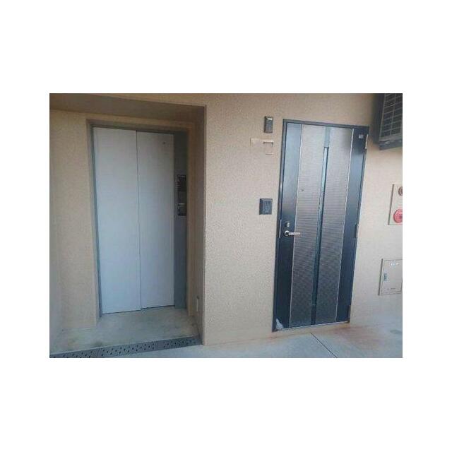 エレベーターの隣がお部屋になっていますので便利ですね