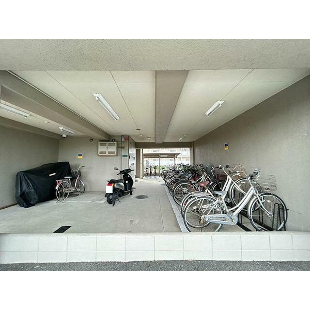 「駐輪場・バイク置き場」雨や直射日光を防ぐことが可能でございます。