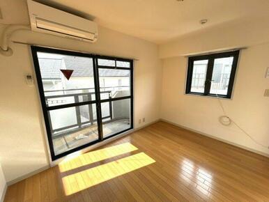 ２面採光の明るいお部屋です