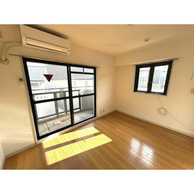 ２面採光の明るいお部屋です