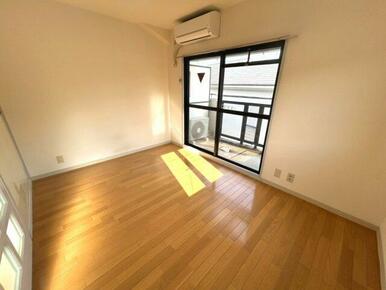 落ち着いた色調の洋室です