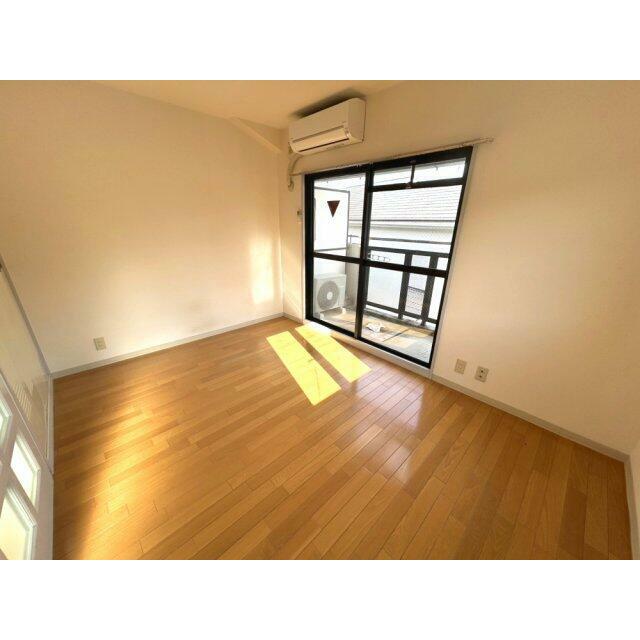 落ち着いた色調の洋室です