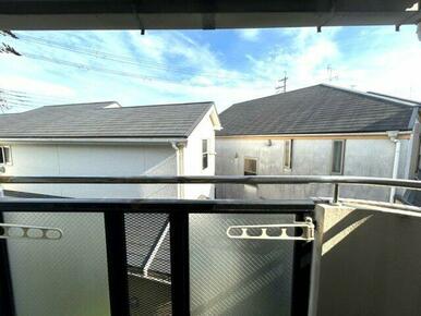 外からの目が気にならないバルコニーで洗濯物が干せます