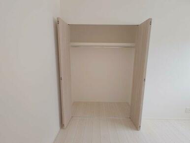 洋室 各居室にクローゼットがあると、その部屋で使う物をその場でしまえるので散らかりにくくなります。