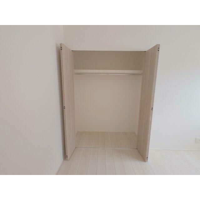 洋室 各居室にクローゼットがあると、その部屋で使う物をその場でしまえるので散らかりにくくなります。