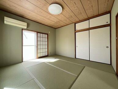 ごろりと横になってくつろげる和室は、夏は涼しく冬は暖かく。