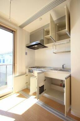 キッチンは上下部に収納がございます