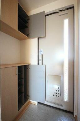 玄関にはシューズボックスがございます