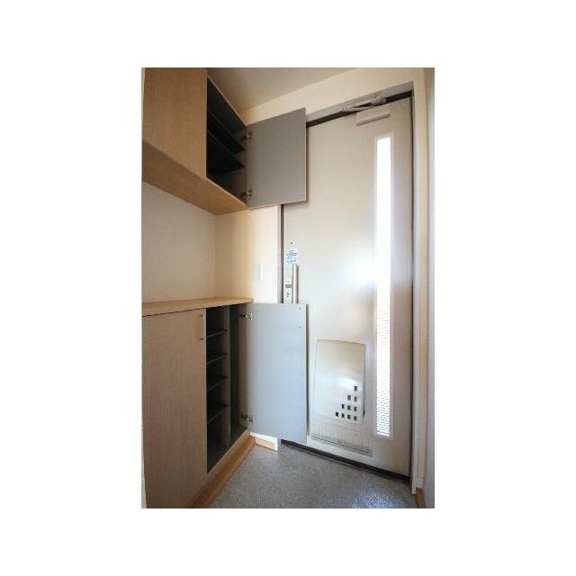 玄関にはシューズボックスがございます