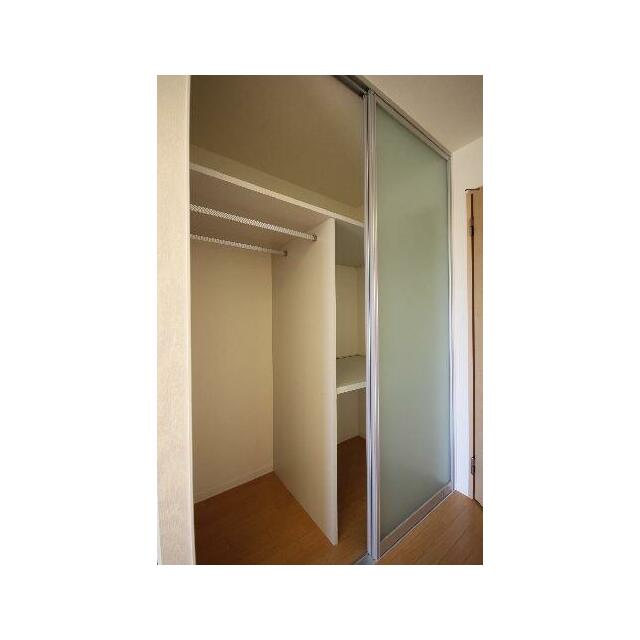 収納はハンガーパイプ付きでございます