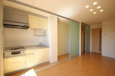 キッチンは２口ガスコン＆グリル付きタイプ。