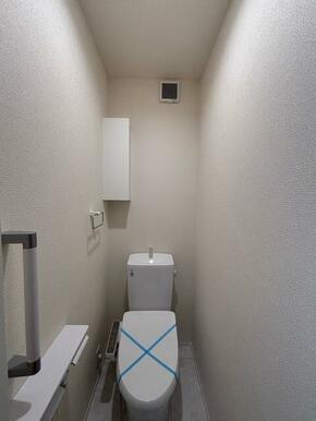 ご高齢者に限らず、妊娠中や体調不良時にも心強い手すり。立ち座りの動作時の支えとなってくれます（1号棟）