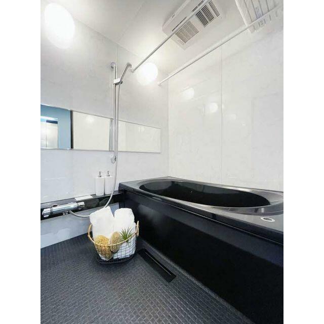 浴室乾燥機・追い焚き機能付きのバスルーム。サーモスタッド水栓、シャワースライドバーフック。
