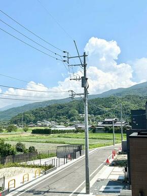 周辺には建物が少なく、見晴らし良好です♪山も一望出来て開放感があります（　＊´艸｀）