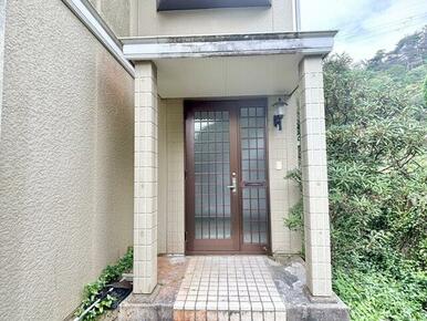 屋根付きの玄関ですので、雨の日も安心です♪