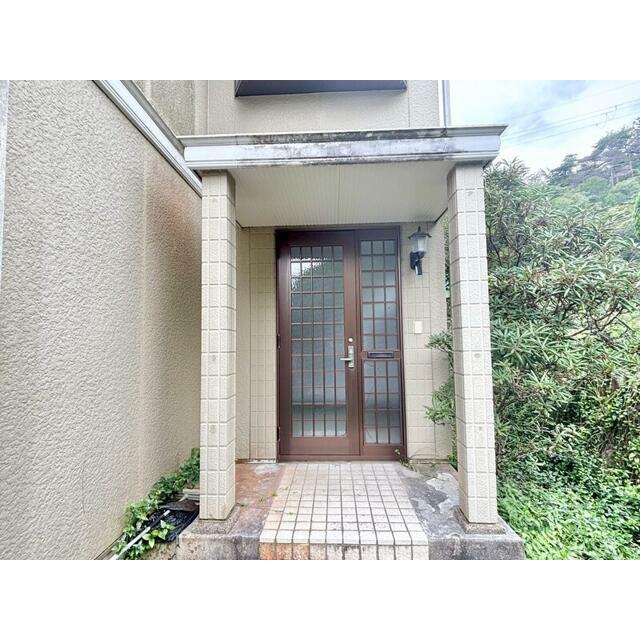 屋根付きの玄関ですので、雨の日も安心です♪