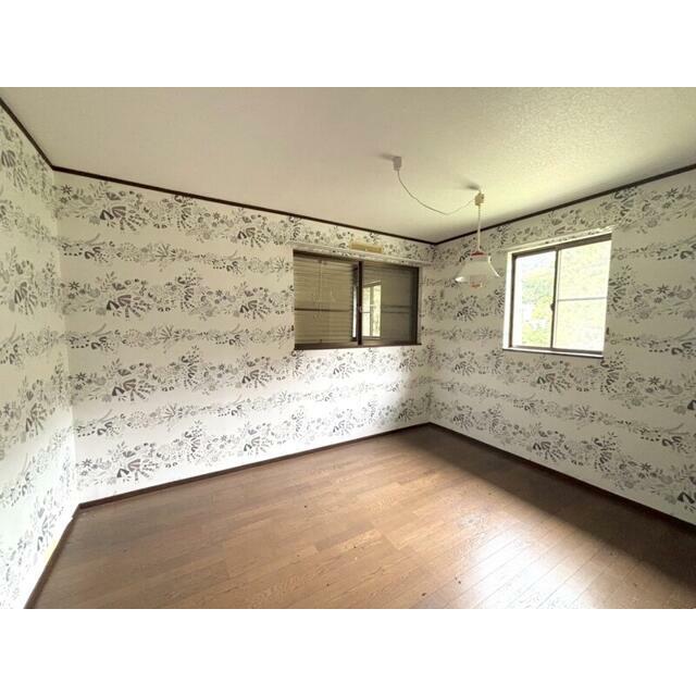 ２階洋室約６帖。南側・西側からの２面採光で明るいお部屋です♪