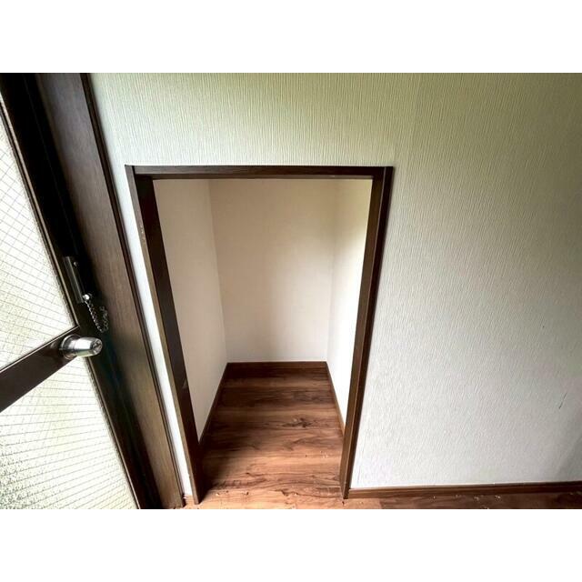 階段下収納。　各所に収納スペースたっぷりでお荷物スッキリ片付きます♪