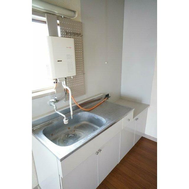 給湯器付きでシンクも広々！収納付き！