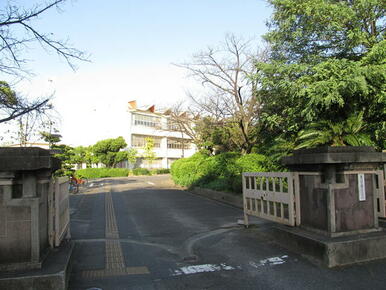 横須賀小学校まで徒歩５分。（約３９０ｍ）