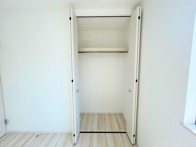 2階南側洋室　クローゼット内