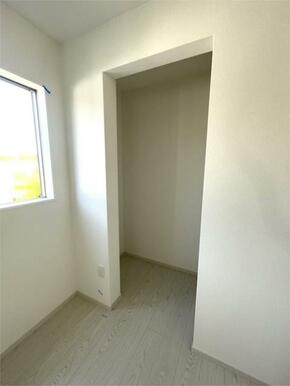 ２階洋室４．５帖の収納♪