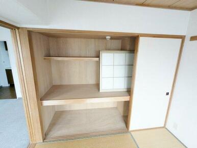 和室には1.5帖サイズの大きな押し入れ付きなので、たっぷりと収納ができます♪