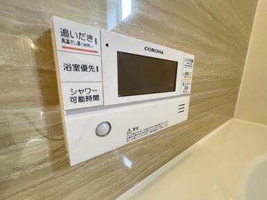 ボタンひとつでお湯張りや追い焚き、温度調整までしてくれる便利なオートバス機能付き！