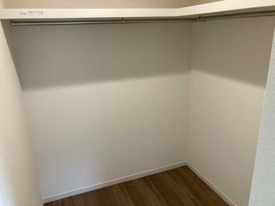 お洋服好きならコーディネートに悩むのも楽しみのひとつ（7号棟）