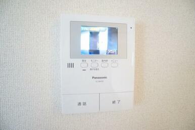 オートロックの外の来訪者をモニターで確認出来安心！