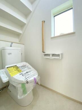 採光窓は臭い対策にもなって清潔な空間を保てます♪立ち上がりをサポートしてくれる手すりも完備！