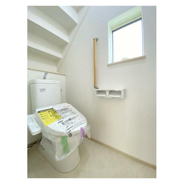 採光窓は臭い対策にもなって清潔な空間を保てます♪立ち上がりをサポートしてくれる手すりも完備！