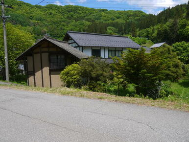 西側県道から見た住宅、蚕室周辺