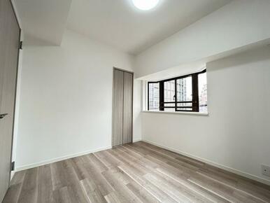 約5.5帖洋室「バルコニー付きで2面採光のお部屋です。」