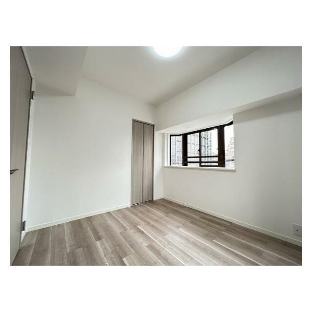 約5.5帖洋室「バルコニー付きで2面採光のお部屋です。」