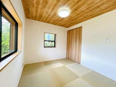 琉球畳で洋室と自然に調和する、違和感のない和のくつろぎ。