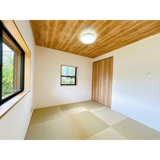 琉球畳で洋室と自然に調和する、違和感のない和のくつろぎ。