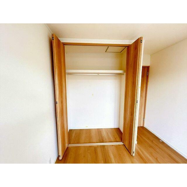 各部屋に収納スペースあります。