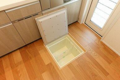 食器洗浄乾燥機、床下収納付きのキッチン（同間取り物件写真）