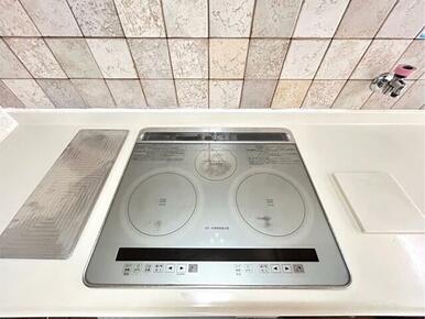 ３口コンロのＩＨクッキングヒーター！お手入れとっても楽々です♪