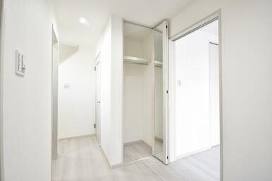 １Ｆ廊下収納！全居室収納スペースに加えて、廊下やリビングにも収納があり、お荷物スッキリ片付きます♪