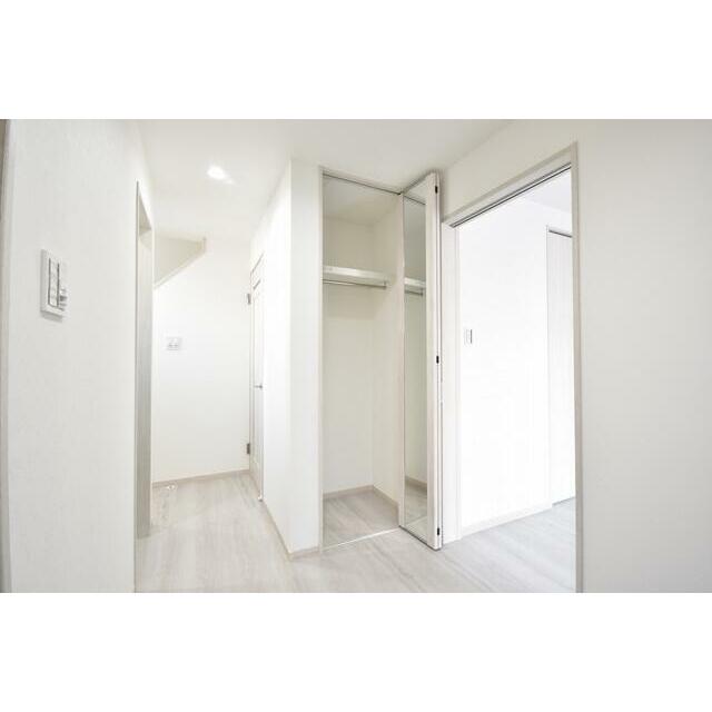 １Ｆ廊下収納！全居室収納スペースに加えて、廊下やリビングにも収納があり、お荷物スッキリ片付きます♪