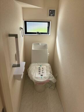 気遣いの嬉しい手すりのついたトイレです（1号棟）