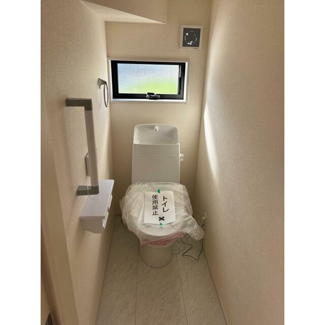 気遣いの嬉しい手すりのついたトイレです（1号棟）