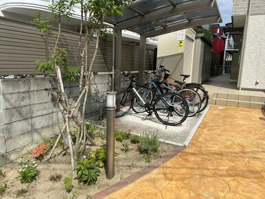 お花に癒される自転車置場