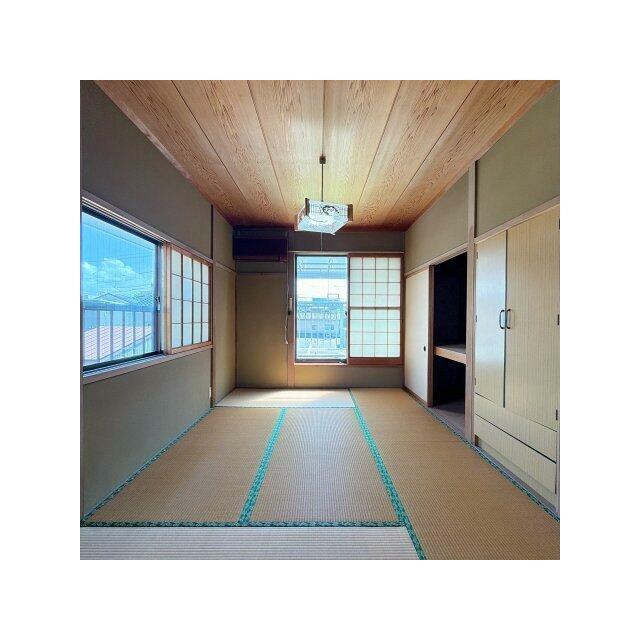 収納充実な2階6帖和室！