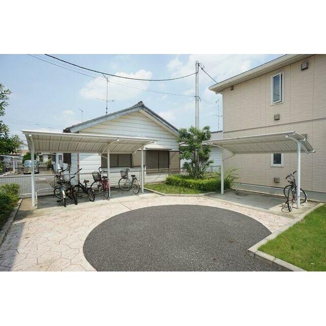屋根付きの駐輪場も有ります。