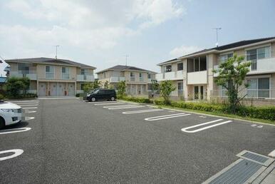 敷地内駐車場は１台無料です。Ｂ棟は写真奥の左側です。